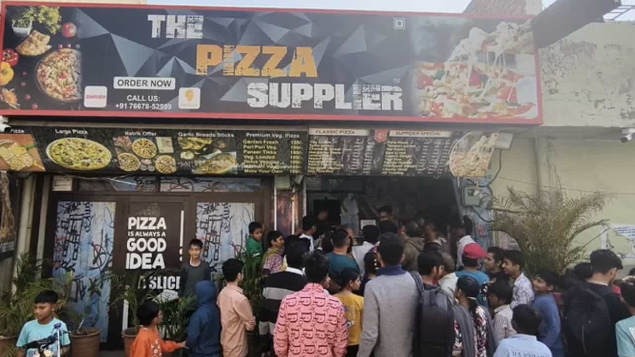 ਜਲੰਧਰ ਦੇ ਨੌਜਵਾਨ ਨੇ ਵੱਖਰੇ ਢੰਗ ਨਾਲ ਮਨਾਈ ਟੀਮ ਇੰਡੀਆਂ ਦੀ ਜਿੱਤ ਦੀ ਖੁਸ਼ੀ, ਵੰਡੇ ਫ੍ਰੀ ਪਿੱਜ਼ੇ