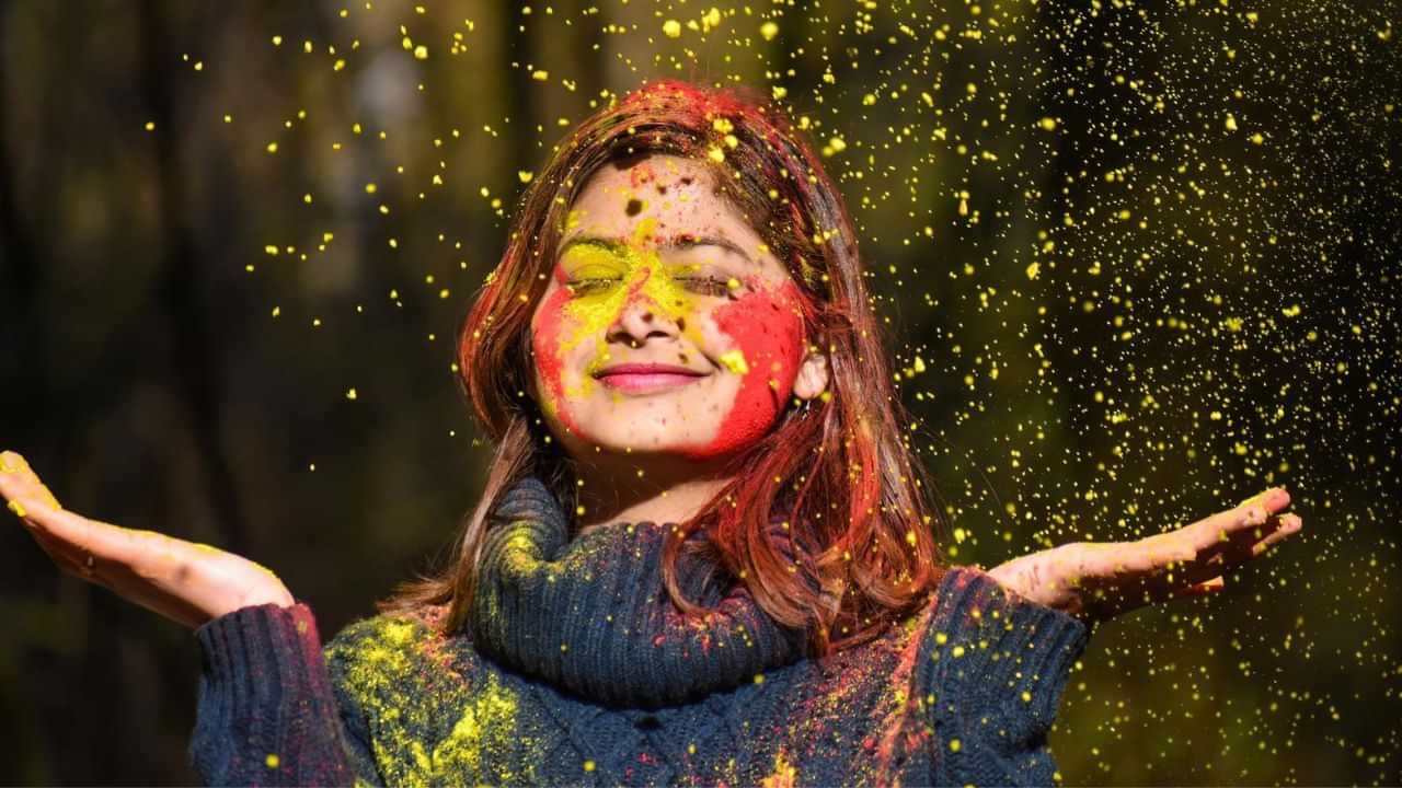 Holi 2025: ਹੋਲੀ ਤੇ ਕੈਮੀਕਲ ਵਾਲੇ ਰੰਗਾਂ ਕਾਰਨ ਵਾਲਾਂ ਨੂੰ ਨਾ ਹੋਣ ਦਿਓ ਬੇਜਾਨ, ਇਸ ਤਰ੍ਹਾਂ ਕਰੋ ਦੇਖਭਾਲ