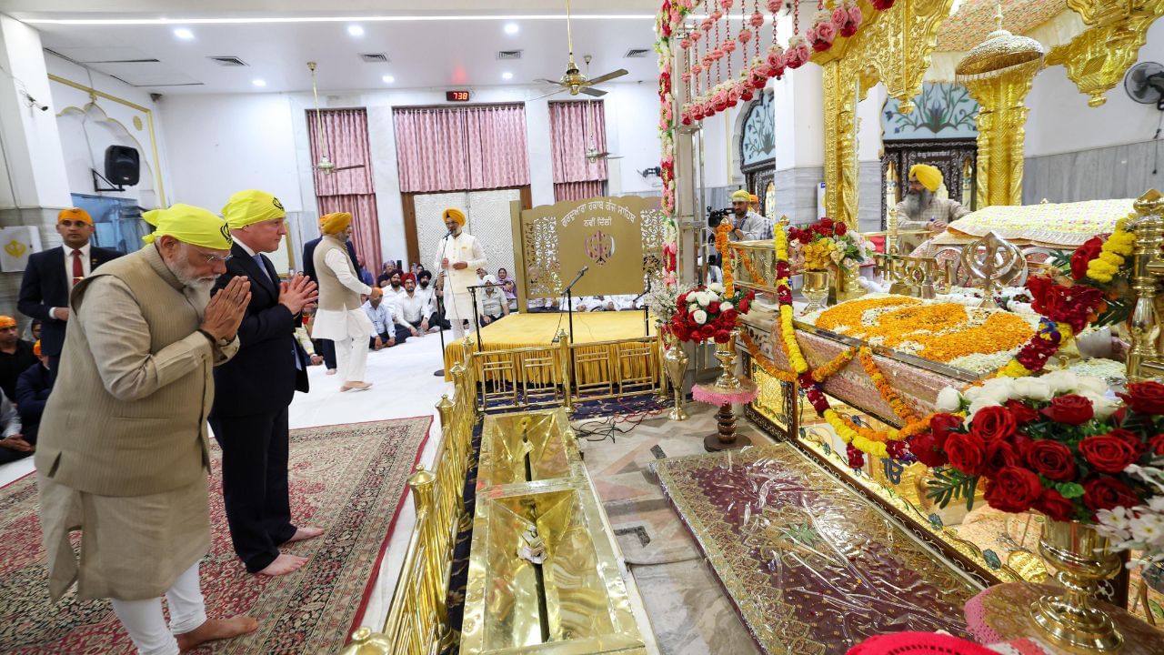 ਨਿਊਜ਼ੀਲੈਂਡ ਦੇ PM ਨਾਲ ਗੁਰੂਦੁਆਰਾ ਰਕਾਬ ਗੰਜ ਸਾਹਿਬ ਪਹੁੰਚੇ ਮੋਦੀ, ਰੁਮਾਲਾ ਸਾਹਿਬ ਕੀਤਾ ਭੇਂਟ ਨਿਊਜ਼ੀਲੈਂਡ ਦੇ PM ਨਾਲ ਗੁਰੂਦੁਆਰਾ ਰਕਾਬ ਗੰਜ ਸਾਹਿਬ ਪਹੁੰਚੇ ਮੋਦੀ, ਰੁਮਾਲਾ ਸਾਹਿਬ ਕੀਤਾ ਭੇਂਟ