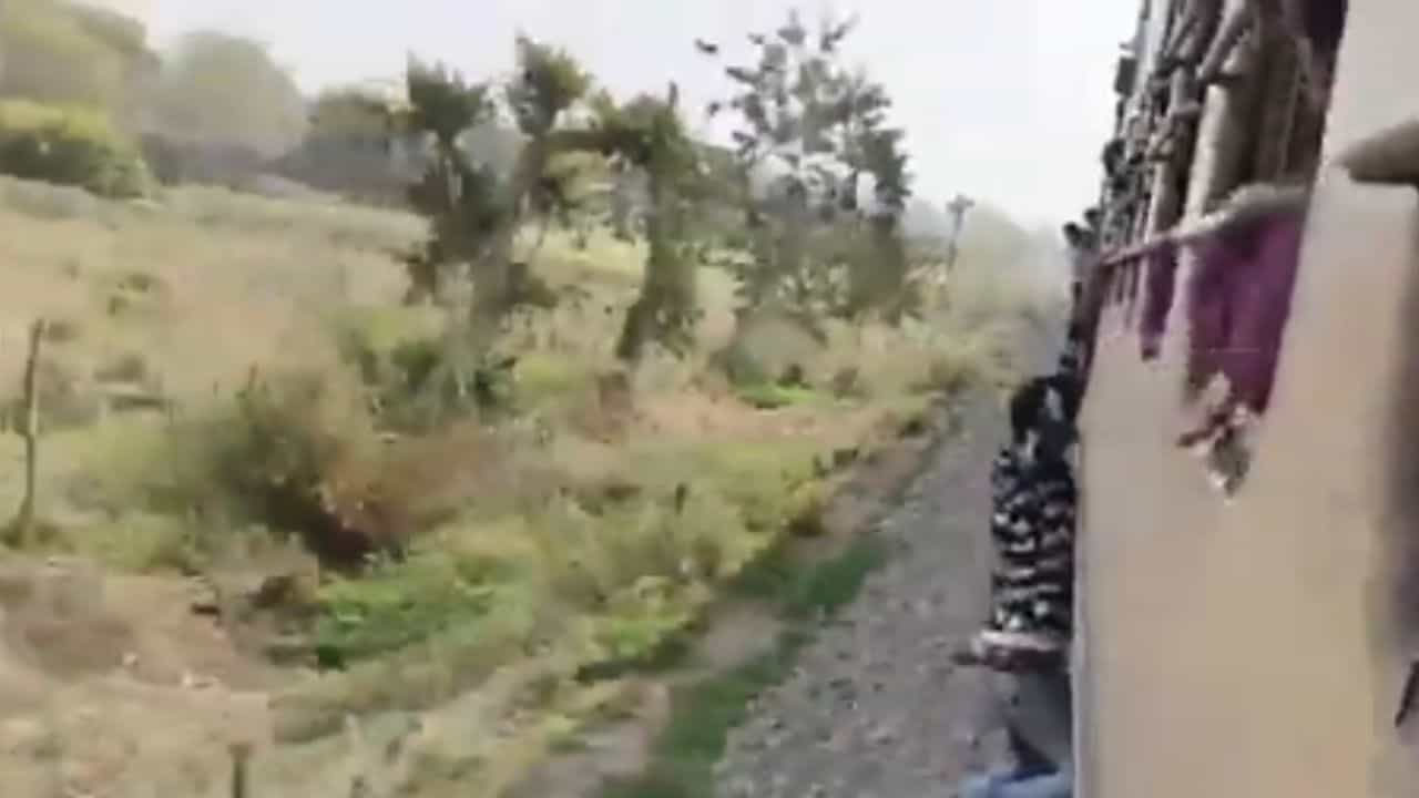 OMG: ਟਰੇਨ ਵਿੱਚ ਰੀਲ ਬਣਾਉਣਾ ਪਿਆ ਭਾਰੀ, ਵਾਲ-ਵਾਲ ਬਚੀ ਜਾਨ, ਦੇਖੋ ਖ਼ਤਰਨਾਕ Video