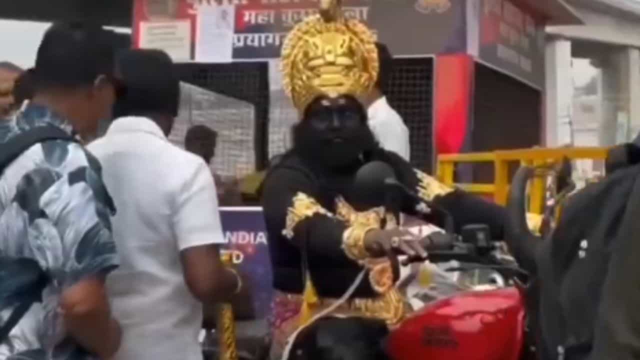 Viral Video: Bullet ਤੇ ਯਮਰਾਜ ਬਣ ਘੁੰਮਦਾ ਨਜ਼ਰ ਆਇਆ ਸ਼ਖਸ਼, VIDEO ਹੋ ਰਿਹਾ Viral