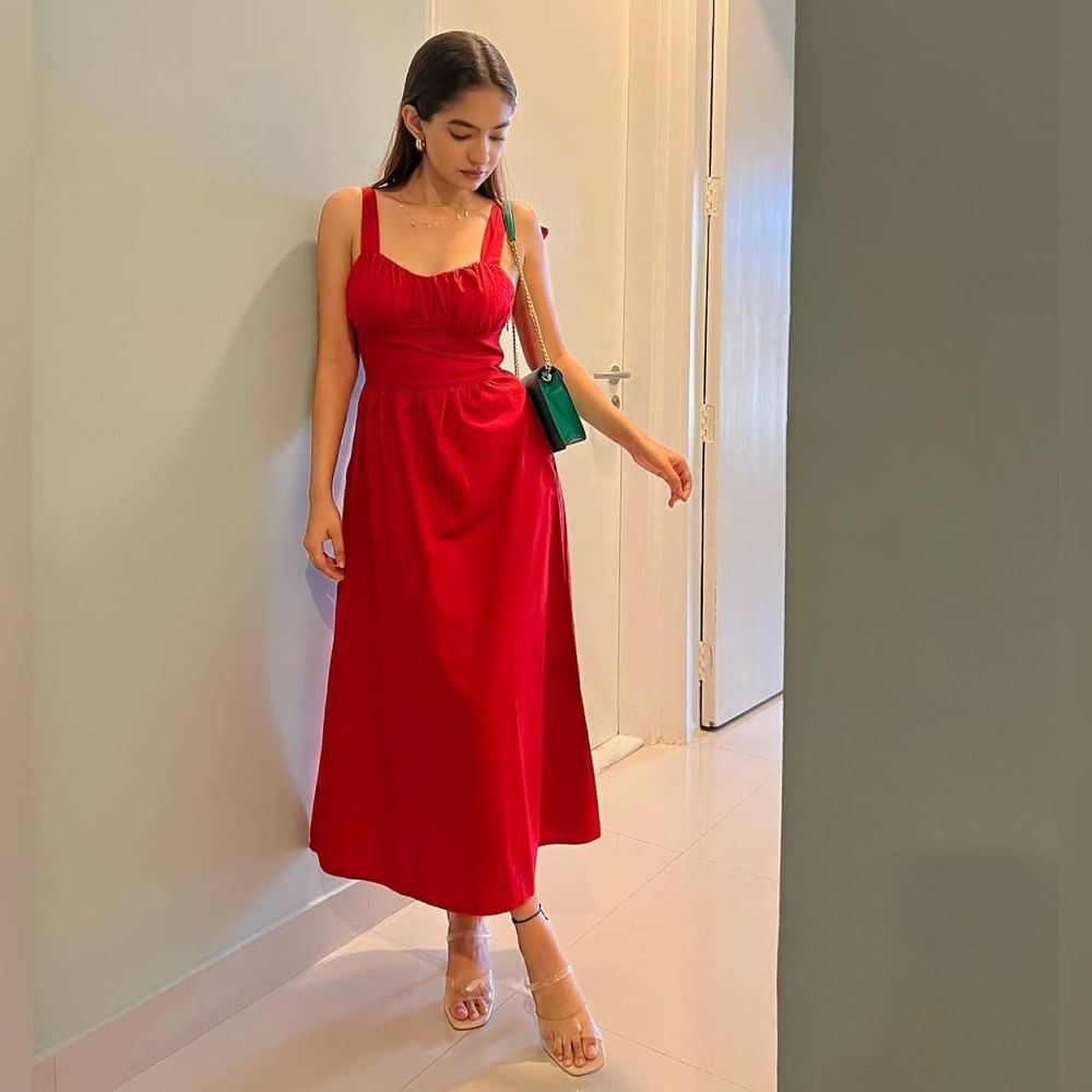 ਅਨੁਸ਼ਕਾ ਸੇਨ ਨੇ ਲਾਲ ਰੰਗ ਦੀ ਸਲੀਵਲੇਸ ਮੈਕਸੀ ਡਰੈੱਸ ਵਿਅਰ ਕੀਤੀ ਹੈ। ਲੁੱਕ ਨੂੰ ਹੀਲਜ਼ ਨਾਲ ਕੰਪਲੀਟ ਕੀਤਾ ਹੈ। ਅਦਾਕਾਰਾ ਦਾ ਇਹ ਲੁੱਕ ਬਹੁਤ ਹੀ ਸ਼ਾਨਦਾਰ ਲੱਗ ਰਿਹਾ ਹੈ। ( Credit : anushkasen0408 )