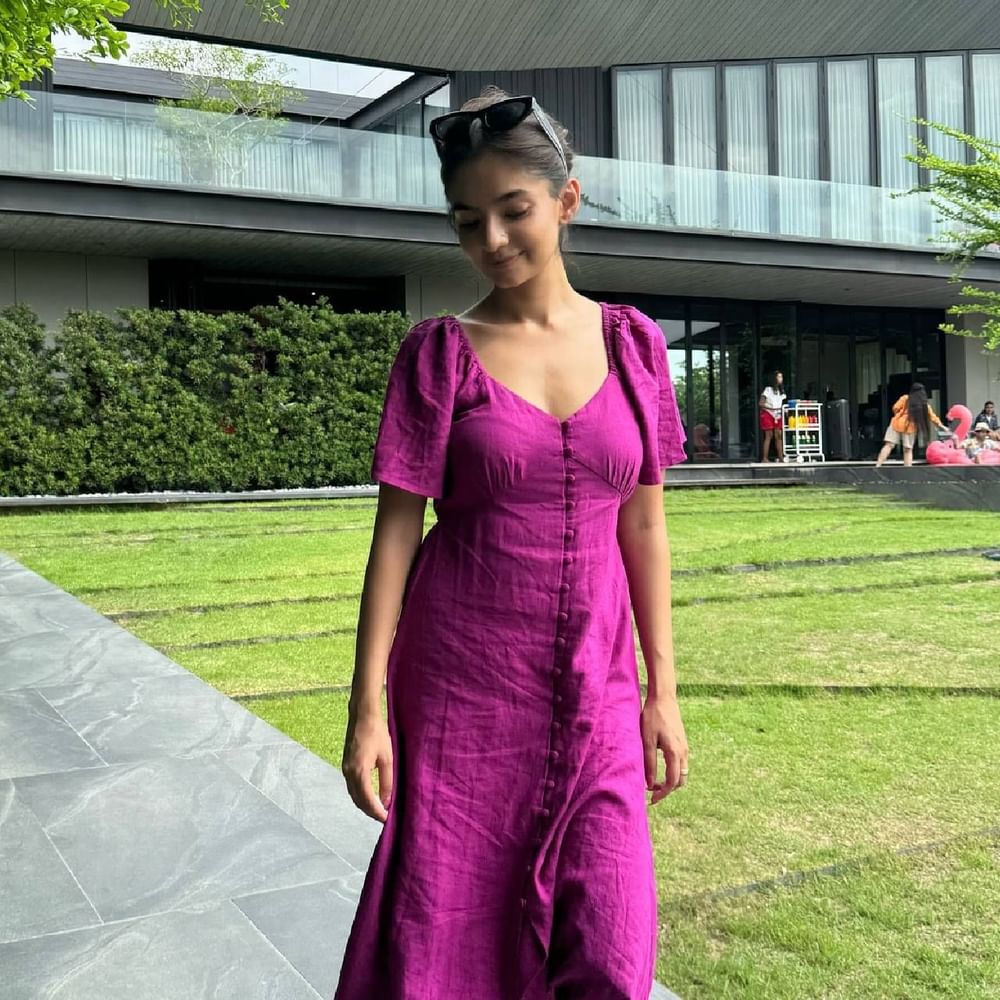 ਅਨੁਸ਼ਕਾ ਸੇਨ ਨੇ ਸਧਾਰਨ ਬਨ ਵਾਲਾ ਹੇਅਰ ਸਟਾਈਲ ਬਣਾਇਆ ਹੈ। ਤੁਸੀਂ ਸਿੰਪਲ ਲੁੱਕ ਲਈ ਅਦਾਕਾਰਾ ਦੇ ਇਸ ਹੇਅਰ ਸਟਾਈਲ ਦਾ ਆਈਡੀਆ ਵੀ ਲੈ ਸਕਦੇ ਹੋ। ( Credit : anushkasen0408 )