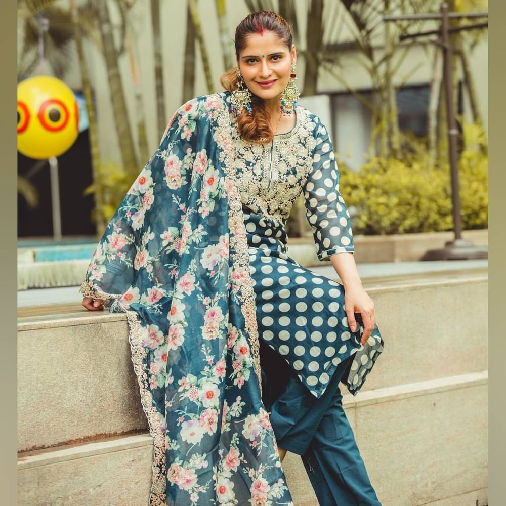 ਆਰਤੀ ਸਿੰਘ ਨੇ ਨੀਲੇ ਰੰਗ ਦਾ ਪ੍ਰਿੰਟਿਡ ਸੂਟ ਪਾਇਆ ਹੋਇਆ ਹੈ ਜਿਸਦੀ ਨੇਕ 'ਤੇ ਕਢਾਈ ਦਾ ਕੰਮ ਹੈ ਅਤੇ ਫਲੋਰਲ ਪ੍ਰਿੰਟਿਡ ਦੁਪੱਟਾ ਕੈਰੀ ਕੀਤਾ ਹੈ। ਤੁਸੀਂ ਦਫ਼ਤਰ ਵਿੱਚ ਤਿਉਹਾਰਾਂ ਦੇ ਜਸ਼ਨਾਂ ਲਈ ਅਦਾਕਾਰਾ ਦੇ ਇਸ ਲੁੱਕ ਤੋਂ ਵੀ ਆਈਡੀਆ ਲੈ ਸਕਦੇ ਹੋ। ( Credit : artisingh5 )