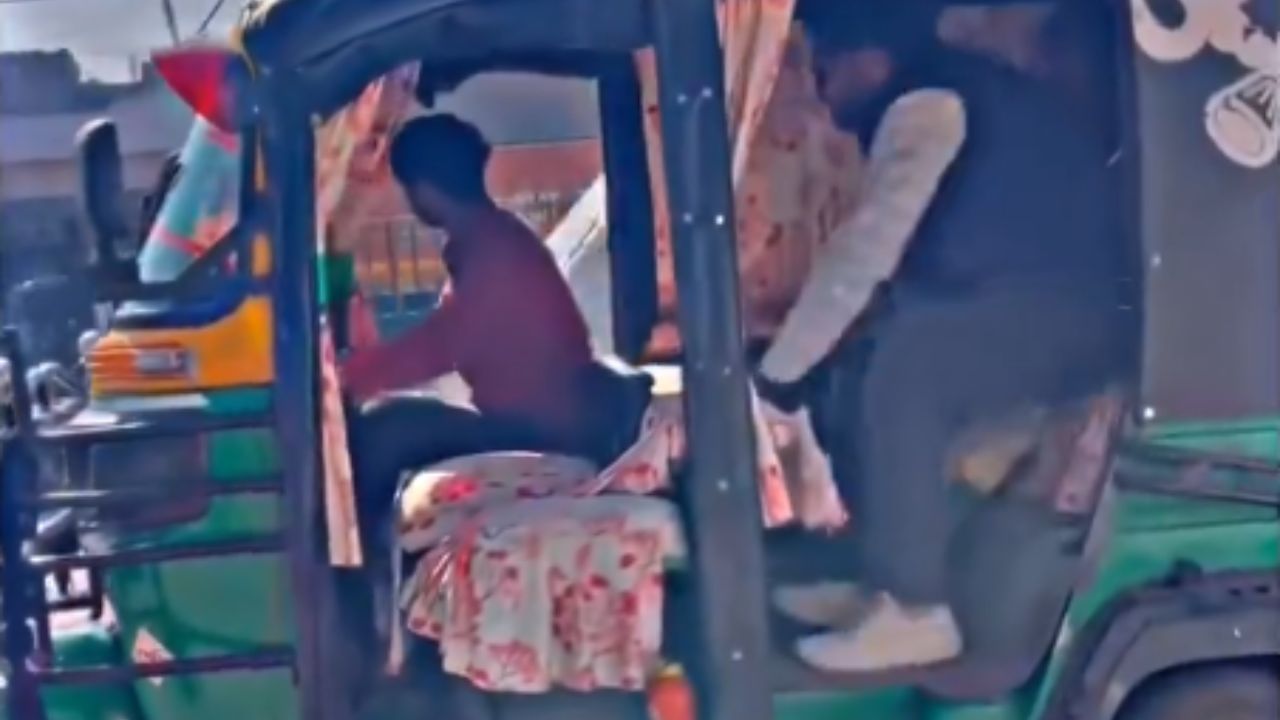 Viral Video: ਆਦਮੀ ਨੇ ਆਟੋ ਡਰਾਈਵਰ ਨਾਲ ਕੀਤਾ Prank, ਦੇਖ ਕੇ ਨਹੀਂ ਰੁਕੇਗਾ ਹਾਸਾ Viral Video: ਆਦਮੀ ਨੇ ਆਟੋ ਡਰਾਈਵਰ ਨਾਲ ਕੀਤਾ Prank, ਦੇਖ ਕੇ ਨਹੀਂ ਰੁਕੇਗਾ ਹਾਸਾ