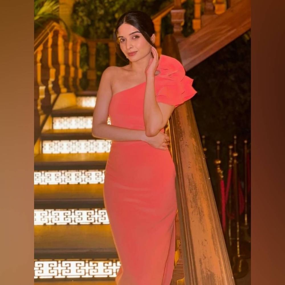 ਭਾਵਿਕਾ ਸ਼ਰਮਾ ਨੇ ਪਲੇਨ ਆਫ ਸ਼ੋਲਡਰ ਸਟਾਈਲ ਬਾਡੀਕੋਨ ਲਾਂਗ ਡਰੈਸ ਵਿਅਰ ਕੀਤੀ ਹੈ। ਇਸ ਸਟਾਈਲ ਦਾ ਪਹਿਰਾਵਾ ਦੋਸਤਾਂ ਨਾਲ ਕਾਲਜ ਪਾਰਟੀ ਲਈ Best ਹੈ । ( Credit : bhavikasharma53 )