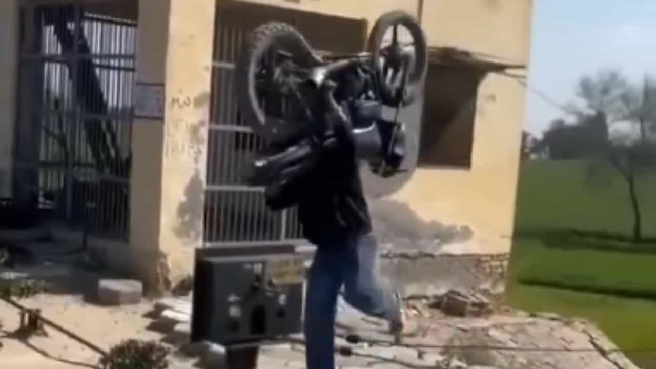 ਰੇਲਵੇ ਫਾਟਕ ਸੀ ਬੰਦ, ਸ਼ਖਸ ਨੇ ਮੋਢੇ ਤੇ ਚੱਕ ਲਈ ਬਾਈਕ, ਵੀਡੀਓ ਹੋ ਰਿਹਾ Viral