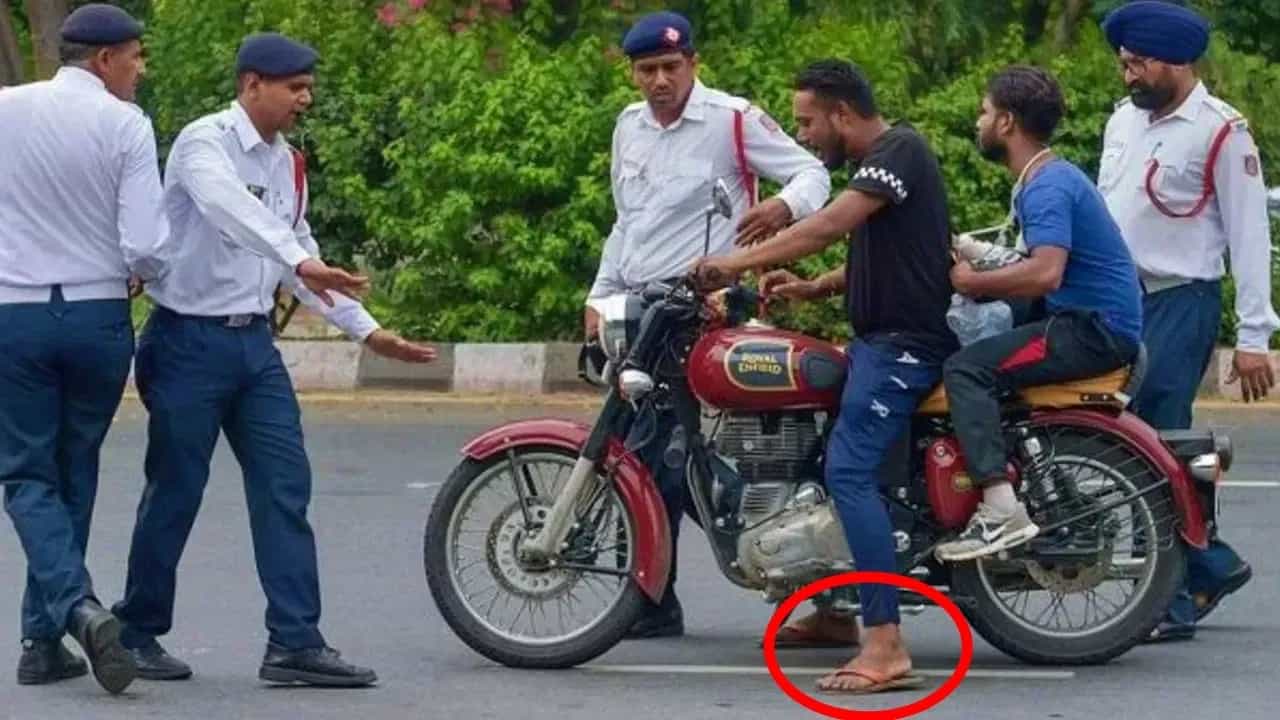 ਚੱਪਲਾਂ ਪਾ ਕੇ ਚਲਾਉਂਦੇ ਹੋ ਬਾਈਕ ਤਾਂ ਕੀ ਪੁਲਿਸ ਤੁਹਾਡਾ ਕੱਟੇਗੀ ਤੁਹਾਡਾ Traffic Challan?
