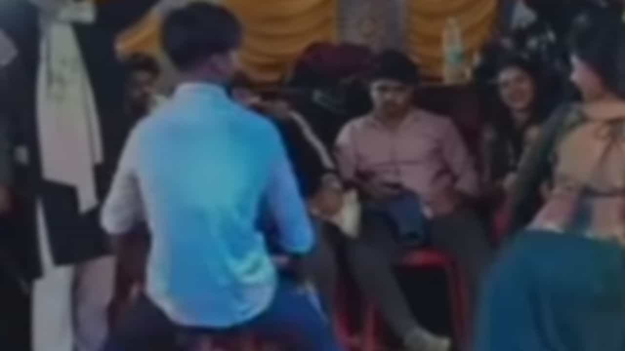 Viral Dance: ਆਰਕੈਸਟਰਾ ਡਾਂਸਰ ਨੂੰ ਮੁੰਡੇ ਨੇ ਦਿੱਤਾ ਸ਼ਖਤ ਮੁਕਾਬਲਾ, VIDEO ਦੇਖ ਕੇ ਹੋ ਜਾਓਗੇ ਹੈਰਾਨ