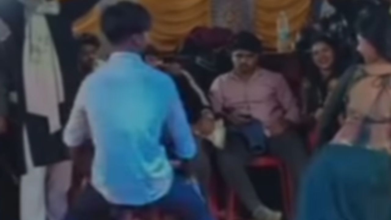 Viral Dance: ਆਰਕੈਸਟਰਾ ਡਾਂਸਰ ਨੂੰ ਮੁੰਡੇ ਨੇ ਦਿੱਤਾ ਸ਼ਖਤ ਮੁਕਾਬਲਾ, VIDEO ਦੇਖ ਕੇ ਹੋ ਜਾਓਗੇ ਹੈਰਾਨ