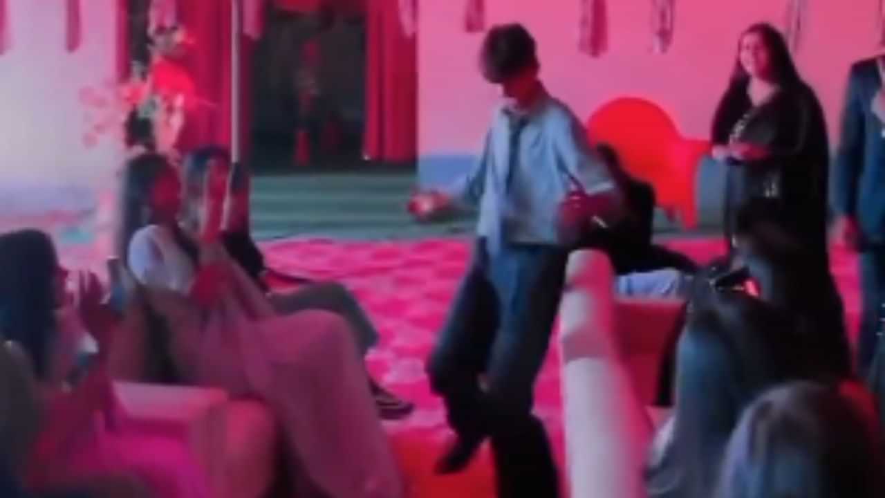 Viral Dance: ਮੁੰਡੇ ਨੇ ਰਸੋੜੇ ਮੇਂ ਕੌਨ ਥਾ Dailogue ਤੇ ਕੀਤਾ ਜ਼ਬਰਦਸਤ ਡਾਂਸ, ਦੇਖ ਕੇ ਨਹੀਂ ਰੁਕੇਗਾ ਹਾਸਾ