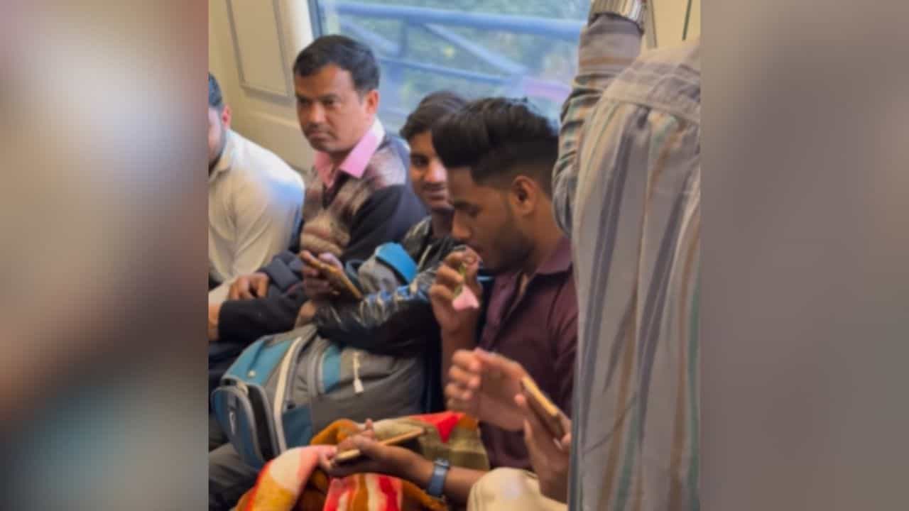 ਸ਼ਖਸ ਨੇ ਮੈਟਰੋ ਚ ਲੋਕਾਂ ਨਾਲ ਕੀਤਾ ਗਜ਼ਬ ਦਾ Prank, ਦੇਖ ਹੱਸਣ ਲਈ ਹੋ ਜਾਓਗੇ ਮਜ਼ਬੂਰ