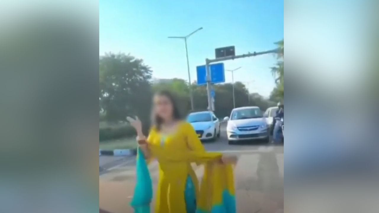 Chandigarh: ਸੜਕ ਦੇ ਵਿਚਕਾਰ ਨੱਚਣ ਲੱਗੀ ਪੁਲਿਸ ਵਾਲੇ ਦੀ ਪਤਨੀ, ਵੀਡੀਓ ਹੋ ਗਿਆ ਵਾਇਰਲ