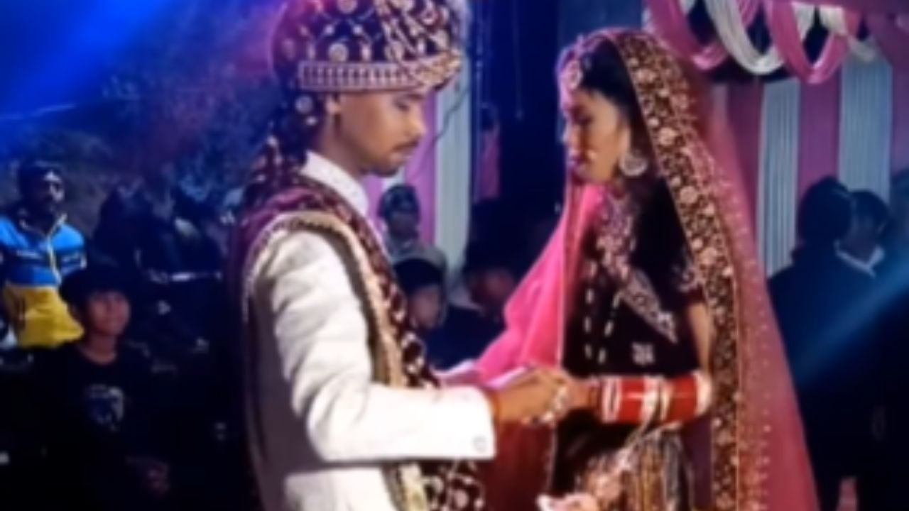 Viral: ਵਿਆਹ ‘ਚ ਲਾੜਾ-ਲਾੜੀ ਨੇ ਇੰਝ ਕੀਤਾ ਕਪਲ ਡਾਂਸ, ਦੇਖ ਕੇ ਆ ਜਾਵੇਗੀ ਸ਼ਰਮ, ਲੋਕ ਬੋਲੇ- ਕੀ ਮਜਬੂਰੀ ਸੀ? Viral: ਵਿਆਹ ‘ਚ ਲਾੜਾ-ਲਾੜੀ ਨੇ ਇੰਝ ਕੀਤਾ ਕਪਲ ਡਾਂਸ, ਦੇਖ ਕੇ ਆ ਜਾਵੇਗੀ ਸ਼ਰਮ, ਲੋਕ ਬੋਲੇ- ਕੀ ਮਜਬੂਰੀ ਸੀ?