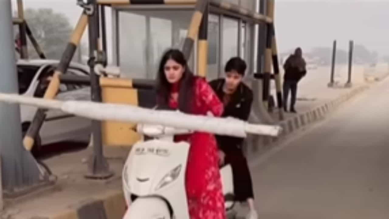 Viral Video: ਟੋਲ ਬੂਥ ਤੇ ਪਾਪਾ ਦੀ ਪਰੀ ਨੇ ਕੀਤੀ ਅਜਿਹੀ ਹਰਕਤ, ਦੇਖ ਲੋਕ ਬੋਲੇ- ਦੀਦੀ ਤਾਂ Badmosh ਨਿਕਲੀ!