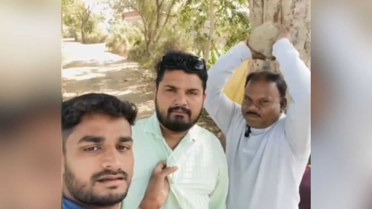ਦੋਸਤ ਤੋਂ ਪਾਰਟੀ ਲੈਣ ਲਈ ਮੁੰਡਿਆਂ ਨੇ ਅਪਣਾਇਆ ਖ਼ਤਰਨਾਕ ਤਰੀਕਾ, ਦੇਖ ਕੇ ਹਾਸਾ ਨਹੀਂ ਰੁਕੇਗਾ