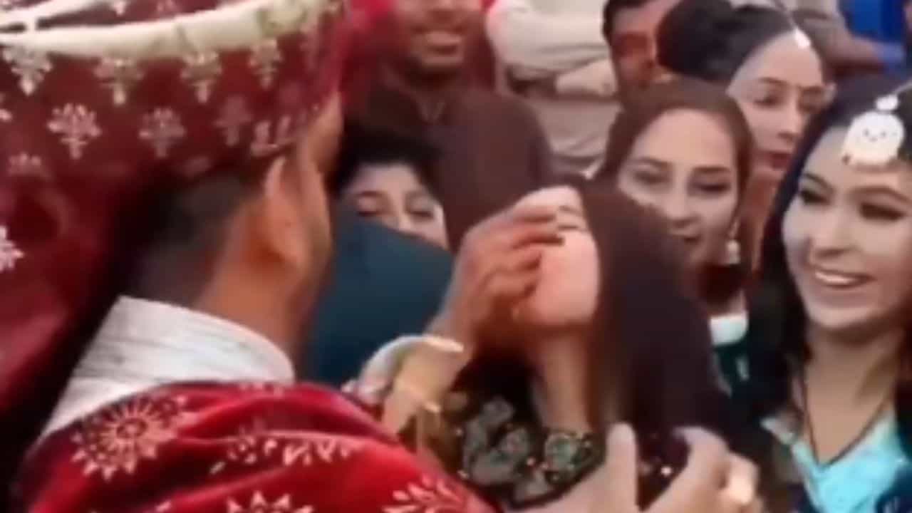 ਜੀਜੇ ਨੇ ਸਾਲੀ ਨਾਲ ਕੀਤੀ ਅਜਿਹੀ ਹਰਕਤ, ਦੇਖ ਕੇ ਲੋਕ ਬੋਲੇ- ਬਰਾਤ ਨੂੰ ਛਿੱਤਰ ਪੈ ਸਕਦੇ ਹਨ