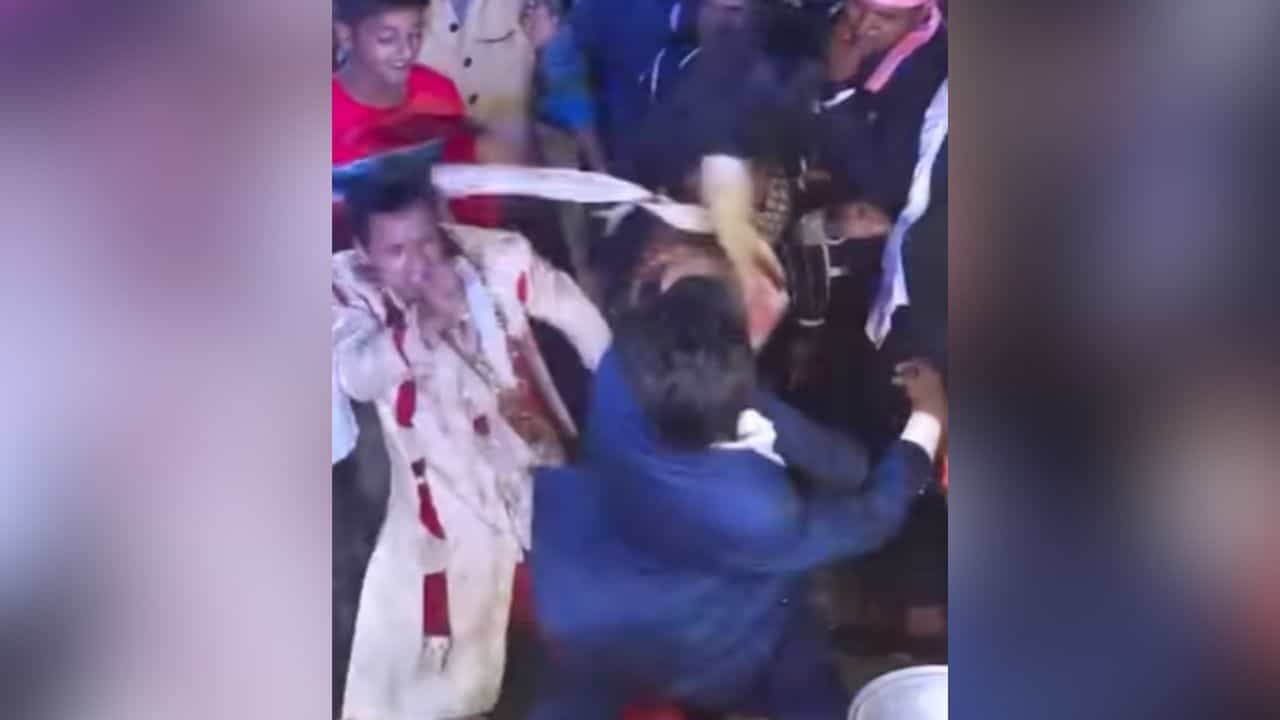 Viral Video: ਬਰਾਤ ਲੈ ਕੇ ਆਏ ਲਾੜੇ ਦੀ ਹੋਈ ਕੁਟਾਈ, ਲੋਕ ਬੋਲੇ- ਬੇਸ਼ਰਮ ਹੱਸ ਰਿਹਾ ਹੈ