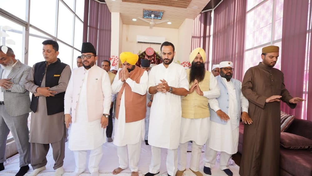 ਅੱਜ ਮਾਲੇਰਕੋਟਲਾ ਵਿਖੇ ਮੁਸਲਿਮ ਭਾਈਚਾਰੇ ਅਤੇ ਸ਼ਹਿਰ ਵਾਸੀਆਂ ਨੂੰ ਈਦ ਮੌਕੇ ਮੁਬਾਰਕਾਂ ਦਿੰਦੇ ਹੋਏ ਮੁੱਖ ਮੰਤਰੀ ਮਾਨ ਨੇ ਕਿਹਾ ਕਿ ਇਸ ਇਲਾਕੇ ਦੇ ਵਿਕਾਸ ਲਈ ਪੰਜਾਬ ਸਰਕਾਰ ਵਿਸ਼ੇਸ਼ ਧਿਆਨ ਦੇ ਰਹੀ ਹੈ।