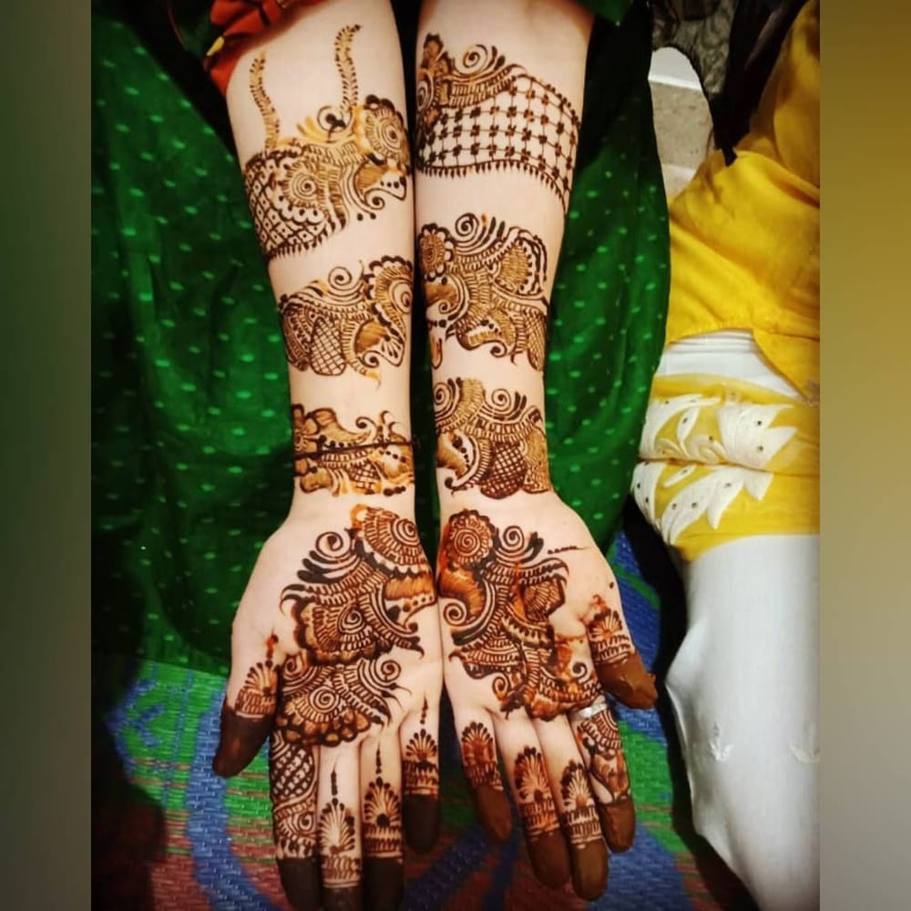 ਇਹ ਡਿਜ਼ਾਈਨ ਬਹੁਤ ਹੀ Unique ਹੈ। ਜੇਕਰ ਤੁਸੀਂ ਆਪਣੇ ਪੂਰੇ ਹੱਥਾਂ 'ਤੇ ਮਹਿੰਦੀ ਲਗਾਉਣਾ ਚਾਹੁੰਦੇ ਹੋ ਤਾਂ ਤੁਸੀਂ ਇਸ ਡਿਜ਼ਾਈਨ ਤੋਂ ਆਈਡੀਆ ਲੈ ਸਕਦੇ ਹੋ। ( Credit : _dimple_mehandi_art )