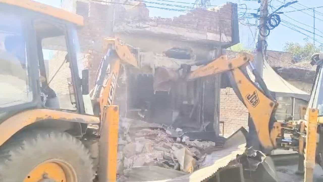 War on drugs : ਬਰਨਾਲਾ ਵਿੱਚ 2 ਮਹਿਲਾ ਨਸ਼ਾ ਤਸਕਰਾਂ ਦੀ ਜਾਇਦਾਦ ਤੇ ਚੱਲਿਆ ਬੁਲਡੋਜ਼ਰ