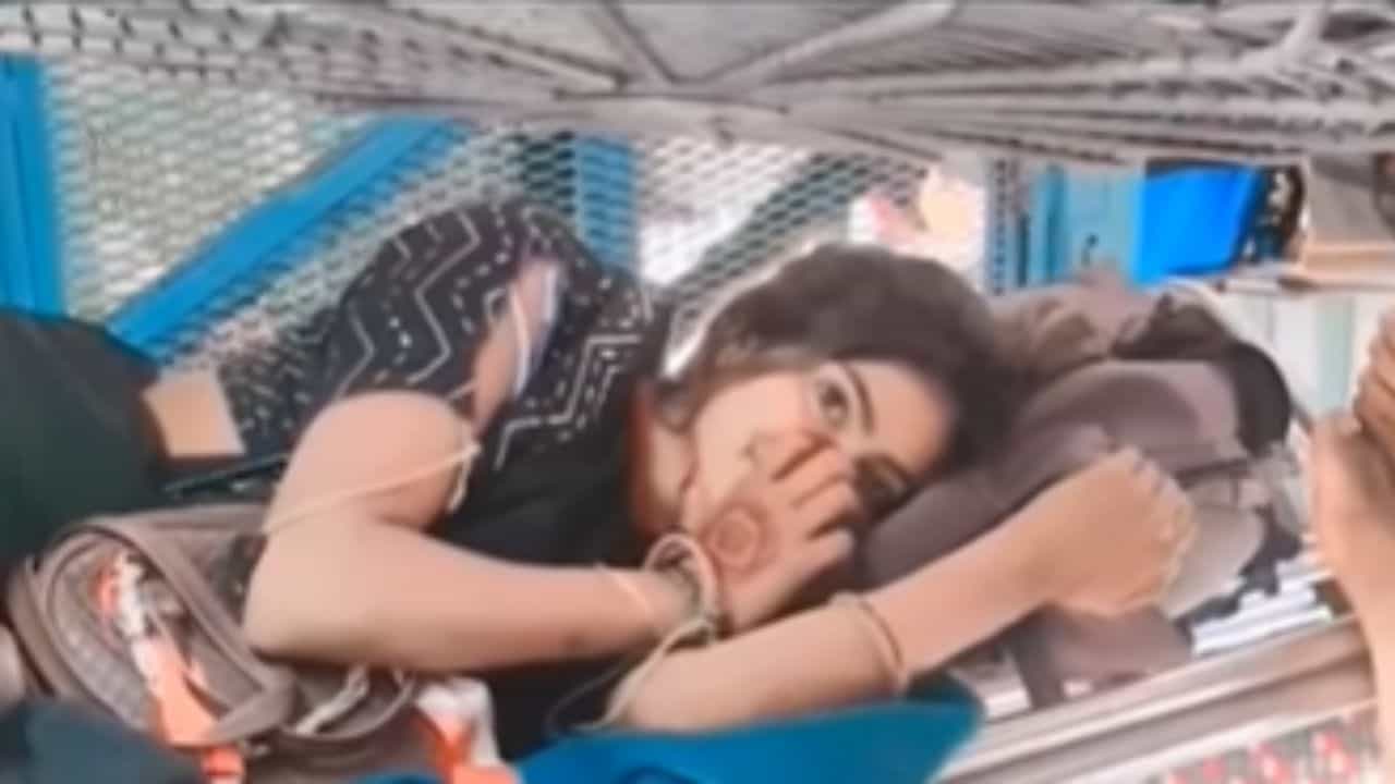 ਟ੍ਰੇਨ ਵਿੱਚ ਕੁੜੀ-ਮੁੰਡੇ ਵਿਚਕਾਰ ਹੋਇਆ ਅੱਖ-ਮਟੱਕਾ, ਲੋਕ ਬੋਲੇ- ਵਸੂਲ ਲਿਆ ਟਿਕਟ ਦਾ ਪੈਸਾ