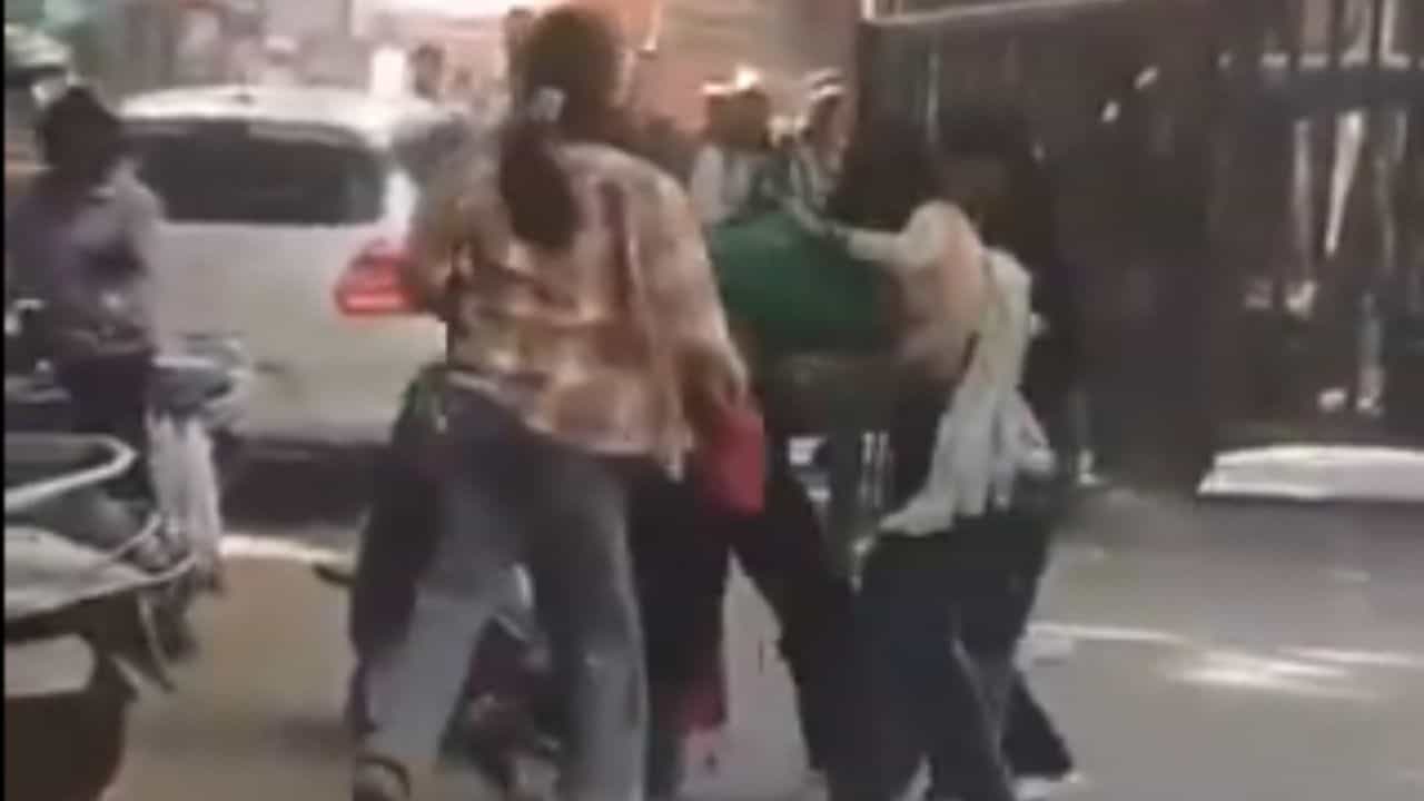 Fight Viral: ਕਾਲਜ ਕੈਂਪਸ ਦੇ ਅੰਦਰ ਕੁੜੀਆਂ ਦੇ ਦੋ Groups ਵਿਚਾਲੇ ਹੋਇਆ ਜਬਰਦਸਤ ਕਲੇਸ਼, ਦੇਖੋ VIDEO