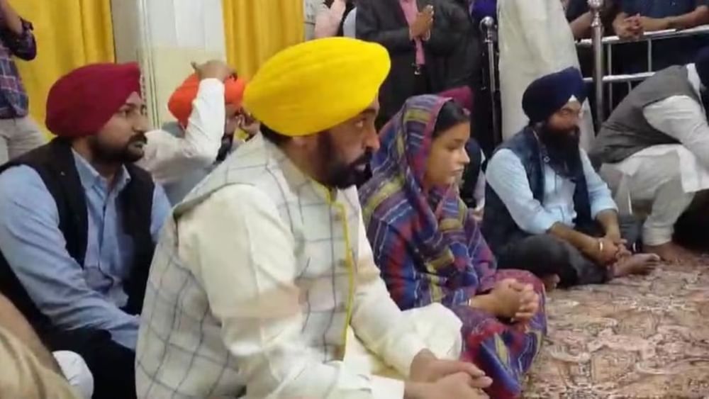 ਪੰਜਾਬ ਦੇ ਮੁੱਖ ਮੰਤਰੀ ਭਗਵੰਤ ਸਿੰਘ ਮਾਨ ਅਤੇ ਉਨ੍ਹਾਂ ਦੀ ਪਤਨੀ ਗੁਰਪ੍ਰੀਤ ਕੌਰ ਨੇ ਸ਼ੁੱਕਰਵਾਰ ਨੂੰ ‘ਹੋਲਾ ਮੁਹੱਲਾ’ ਦੇ ਜਸ਼ਨ ਦੌਰਾਨ ਤਖ਼ਤ ਸ੍ਰੀ ਕੇਸਗੜ੍ਹ ਸਾਹਿਬ ਵਿਖੇ ਮੱਥਾ ਟੇਕਿਆ। ਇਸ ਮੌਕੇ ਰੂਪਨਗਰ ਜ਼ਿਲ੍ਹੇ ਦੇ ਆਨੰਦਪੁਰ ਸਾਹਿਬ ਵਿਖੇ ਸਿੱਖਾਂ ਦੇ ਮੁੱਖ ਤਖ਼ਤ ‘ਤੇ ਸ਼ਰਧਾਲੂਆਂ ਦੀ ਭਾਰੀ ਭੀੜ ਦੇਖੀ ਗਈ।