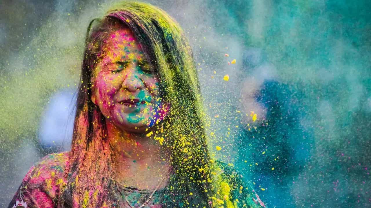 ਹੋਲੀ ਖੇਡਣ ਤੋਂ ਬਾਅਦ, ਸਕਿਨ ਤੇ ਹੋਣ ਵਾਲੀ ਜਲਣ ਅਤੇ ਖੁਜਲੀ ਨੂੰ ਇਸ ਤਰ੍ਹਾਂ ਕਰੋ ਦੂਰ ਹੋਲੀ ਖੇਡਣ ਤੋਂ ਬਾਅਦ, ਸਕਿਨ ਤੇ ਹੋਣ ਵਾਲੀ ਜਲਣ ਅਤੇ ਖੁਜਲੀ ਨੂੰ ਇਸ ਤਰ੍ਹਾਂ ਕਰੋ ਦੂਰ