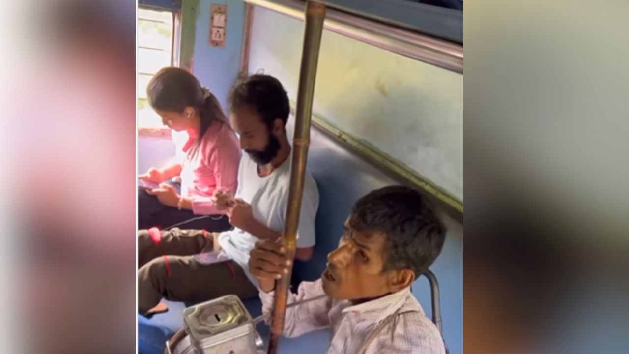Viral Video: ਅੱਖਾਂ ਨਾਲ ਦੇਖ ਨਹੀਂ ਸਕਦਾ, ਨੱਕ ਤੇ ਗਲੇ ਤੋਂ ਸੁਰ ਕੱਢ ਕੇ ਸ਼ਖਸ ਨੇ ਦਿਖਾਇਆ ਗਜ਼ਬ ਦਾ ਟੈਲੇਂਟ Viral Video: ਅੱਖਾਂ ਨਾਲ ਦੇਖ ਨਹੀਂ ਸਕਦਾ, ਨੱਕ ਤੇ ਗਲੇ ਤੋਂ ਸੁਰ ਕੱਢ ਕੇ ਸ਼ਖਸ ਨੇ ਦਿਖਾਇਆ ਗਜ਼ਬ ਦਾ ਟੈਲੇਂਟ