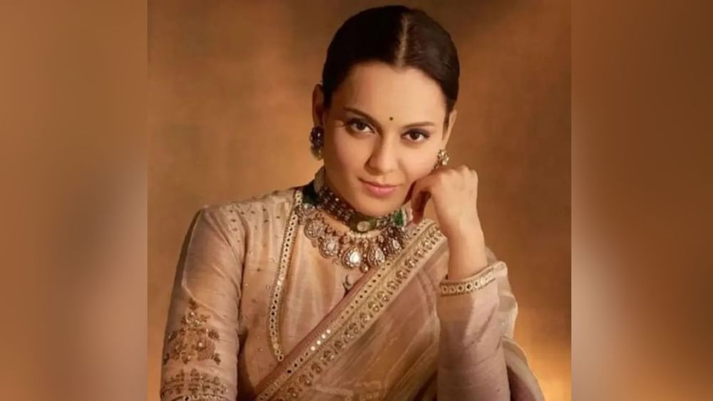 ਕੰਗਨਾ ਨੇ ਇੱਕ ਇੰਟਰਵਿਊ ਵਿੱਚ ਦੱਸਿਆ ਕਿ ਜਦੋਂ ਉਸਦੀ ਫਿਲਮ 'ਵੋ ਲਮਹੇ' ਦਾ ਪ੍ਰੀਮੀਅਰ ਹੋਣ ਵਾਲਾ ਸੀ, ਤਾਂ ਮਹੇਸ਼ ਭੱਟ ਨੇ ਉਹਨਾਂ ਨੂੰ ਐਡੀਟਿੰਗ ਰੂਮ ਵਿੱਚ ਬੁਲਾਇਆ। ਅਦਾਕਾਰਾ ਨੇ ਦੱਸਿਆ ਕਿ ਫਿਲਮ ਨਿਰਮਾਤਾ ਨੇ ਉਹਨਾਂ ਨੂੰ ਆਪਣੀ ਫਿਲਮ 'ਧੋਖਾ' ਦੀ ਪੇਸ਼ਕਸ਼ ਕੀਤੀ ਸੀ।