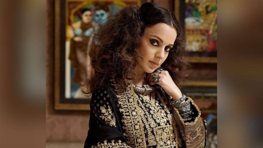 ਇਸ ਘਟਨਾ ਤੋਂ ਬਾਅਦ, ਅਦਾਕਾਰਾ ਤੁਰੰਤ ਉੱਥੋਂ ਚਲੀ ਗਈ। ਜਦੋਂ ਕੰਗਨਾ 'ਵੋ ਲਮਹੇ' ਦੇ ਪ੍ਰੀਮੀਅਰ 'ਤੇ ਪਹੁੰਚੀ, ਤਾਂ ਮਹੇਸ਼ ਭੱਟ ਗੇਟ 'ਤੇ ਆਏ ਅਤੇ ਅਦਾਕਾਰਾ 'ਤੇ ਚੱਪਲ ਸੁੱਟ ਦਿੱਤੀ। ਹਾਲਾਂਕਿ, ਹੁਣ ਦੋਵਾਂ ਵਿੱਚ ਛੱਤੀਸ ਦਾ ਅੰਕੜਾ ਦਿਖਾਈ ਦੇ ਰਿਹਾ ਹੈ।