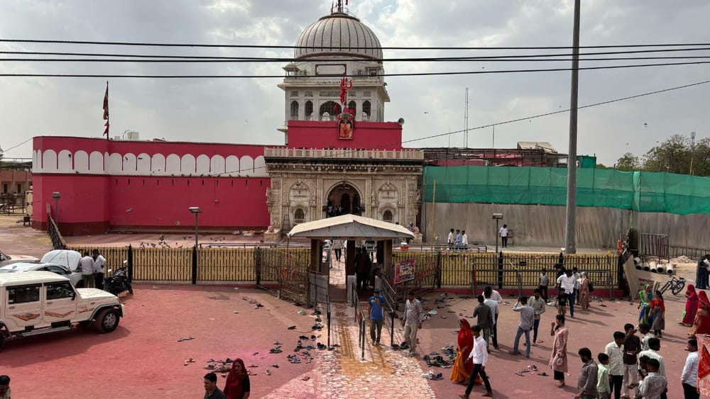 ਕਰਨੀ ਮਾਤਾ ਮੰਦਰ ਰਾਜਸਥਾਨ ਦੇ ਬੀਕਾਨੇਰ ਜ਼ਿਲ੍ਹੇ ਵਿੱਚ ਸਥਿਤ ਇੱਕ ਪ੍ਰਸਿੱਧ ਹਿੰਦੂ ਮੰਦਰ ਹੈ। ਇਸ ਵਿੱਚ ਦੇਵੀ ਕਰਨੀ ਮਾਤਾ ਦੀ ਮੂਰਤੀ ਸਥਾਪਿਤ ਹੈ। ਇਹ ਬੀਕਾਨੇਰ ਤੋਂ 30 ਕਿਲੋਮੀਟਰ ਦੱਖਣ ਵਿੱਚ ਦੇਸ਼ਨੋਕ ਵਿੱਚ ਸਥਿਤ ਹੈ। ਮੰਦਰ ਵਿੱਚ ਚਿੱਟਾ ਚੂਹਾ ਦੇਖਣਾ ਸ਼ੁਭ ਮੰਨਿਆ ਜਾਂਦਾ ਹੈ। ਇਸ ਪਵਿੱਤਰ ਮੰਦਰ ਵਿੱਚ ਲਗਭਗ 25,000 ਚੂਹੇ ਰਹਿੰਦੇ ਹਨ।(Pic credit :Isha Sharma @Isshh_622)