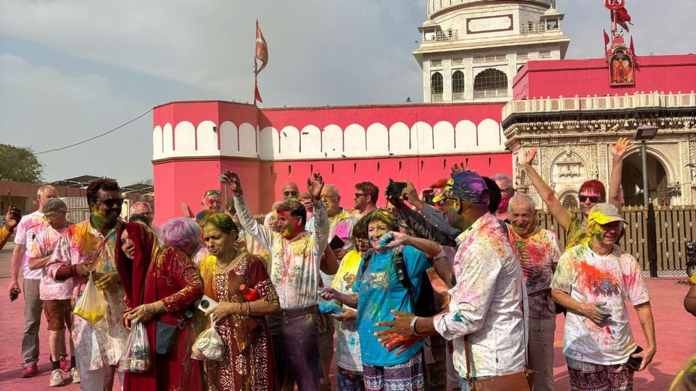 ਮਨੁੱਖਾਂ, ਪੰਛੀਆਂ ਅਤੇ ਜਾਨਵਰਾਂ ਦੀ ਭਲਾਈ ਲਈ, ਕਰਨੀ ਮਾਤਾ ਨੇ ਦੇਸ਼ਨੋਕ ਵਿੱਚ ਦਸ ਹਜ਼ਾਰ ਵਿੱਘੇ 'ਓਰਨ' (ਜਾਨਵਰਾਂ ਲਈ ਚਰਾਉਣ ਦੀ ਜਗ੍ਹਾ) ਦੀ ਸਥਾਪਨਾ ਕੀਤੀ ਸੀ। ਕਰਨੀ ਮਾਤਾ ਨੇ ਪੋਗਲ ਦੇ ਰਾਓ ਸ਼ੇਖਾ ਨੂੰ ਮੁਲਤਾਨ (ਮੌਜੂਦਾ ਪਾਕਿਸਤਾਨ ਵਿੱਚ ਸਥਿਤ) ਦੀ ਜੇਲ੍ਹ ਤੋਂ ਆਜ਼ਾਦ ਕਰਵਾਇਆ ਅਤੇ ਉਸਦੀ ਧੀ ਰੰਗਕੰਵਰ ਦਾ ਵਿਆਹ ਰਾਓ ਬੀਕਾ ਨਾਲ ਕਰਵਾ ਦਿੱਤਾ। (Pic credit :Isha Sharma @Isshh_622)