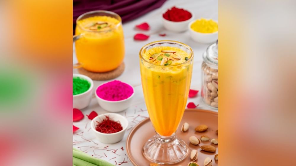 ਜੇਕਰ ਤੁਸੀਂ ਠੰਡਾਈ ਪੀਣਾ ਪਸੰਦ ਕਰਦੇ ਹੋ ਪਰ ਭਾਂਗ ਤੋਂ ਬਚਣਾ ਚਾਹੁੰਦੇ ਹੋ, ਤਾਂ ਕੇਸਰ-ਬਦਾਮ ਠੰਡਾਈ ਤੁਹਾਡੇ ਲਈ ਸਭ ਤੋਂ ਵਧੀਆ ਆਪਸ਼ਨ ਹੈ। ਇਸ ਵਿੱਚ ਬਦਾਮ, ਸੌਂਫ, ਇਲਾਇਚੀ, ਗੁਲਾਬ ਅਤੇ ਕੇਸਰ ਵਰਗੇ ਸਿਹਤਮੰਦ ਤੱਤ ਹੁੰਦੇ ਹਨ, ਜੋ ਨਾ ਸਿਰਫ਼ ਸਰੀਰ ਨੂੰ ਠੰਡਾ ਕਰਦੇ ਹਨ ਬਲਕਿ ਸੁਆਦ ਵੀ ਵਧਾਉਂਦੇ ਹਨ। ( Pic Credit: pixelpie.in)