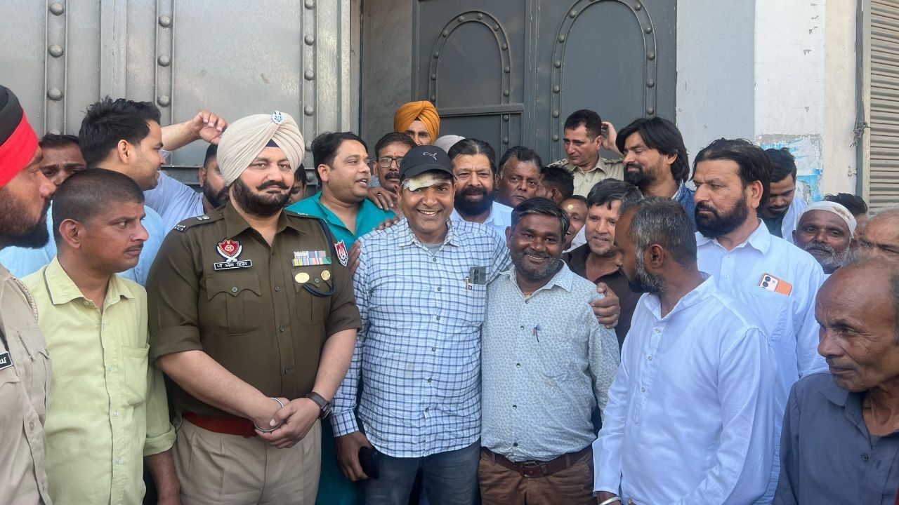 ਲੁਧਿਆਣਾ ਝੜਪ ਨੂੰ ਦੋਵੇਂ ਭਾਈਚਾਰੇ ਦੇ ਲੋਕਾਂ ਨੇ ਗੱਲੇ ਮਿਲ ਸੁਲਝਾਇਆ, ਹੋਲੀ ਵਾਲੇ ਦਿਨ ਹੋਈ ਸੀ ਘਟਨਾ