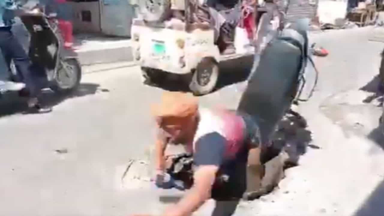 Viral Video: ਸੜਕ ਤੇ ਖੁੱਲ੍ਹੇ ਮੈਨਹੋਲ ਵਿੱਚ ਡਿੱਗੀ ਸ਼ਖਸ ਦੀ ਬਾਈਕ, ਦੇਖ ਹੋ ਜਾਓਗੇ ਹੈਰਾਨ