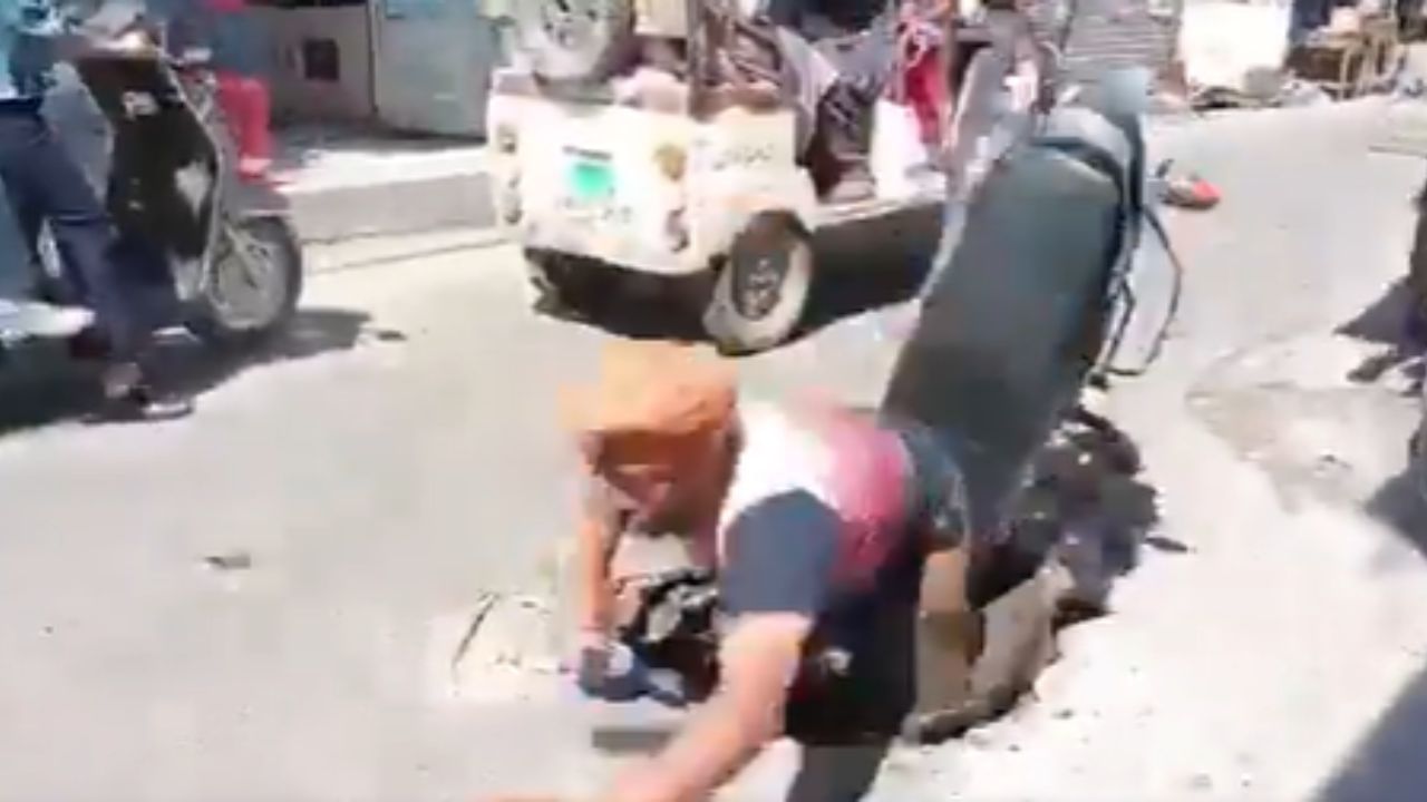 Viral Video: ਸੜਕ ‘ਤੇ ਖੁੱਲ੍ਹੇ ਮੈਨਹੋਲ ਵਿੱਚ ਡਿੱਗੀ ਸ਼ਖਸ ਦੀ ਬਾਈਕ, ਦੇਖ ਹੋ ਜਾਓਗੇ ਹੈਰਾਨ