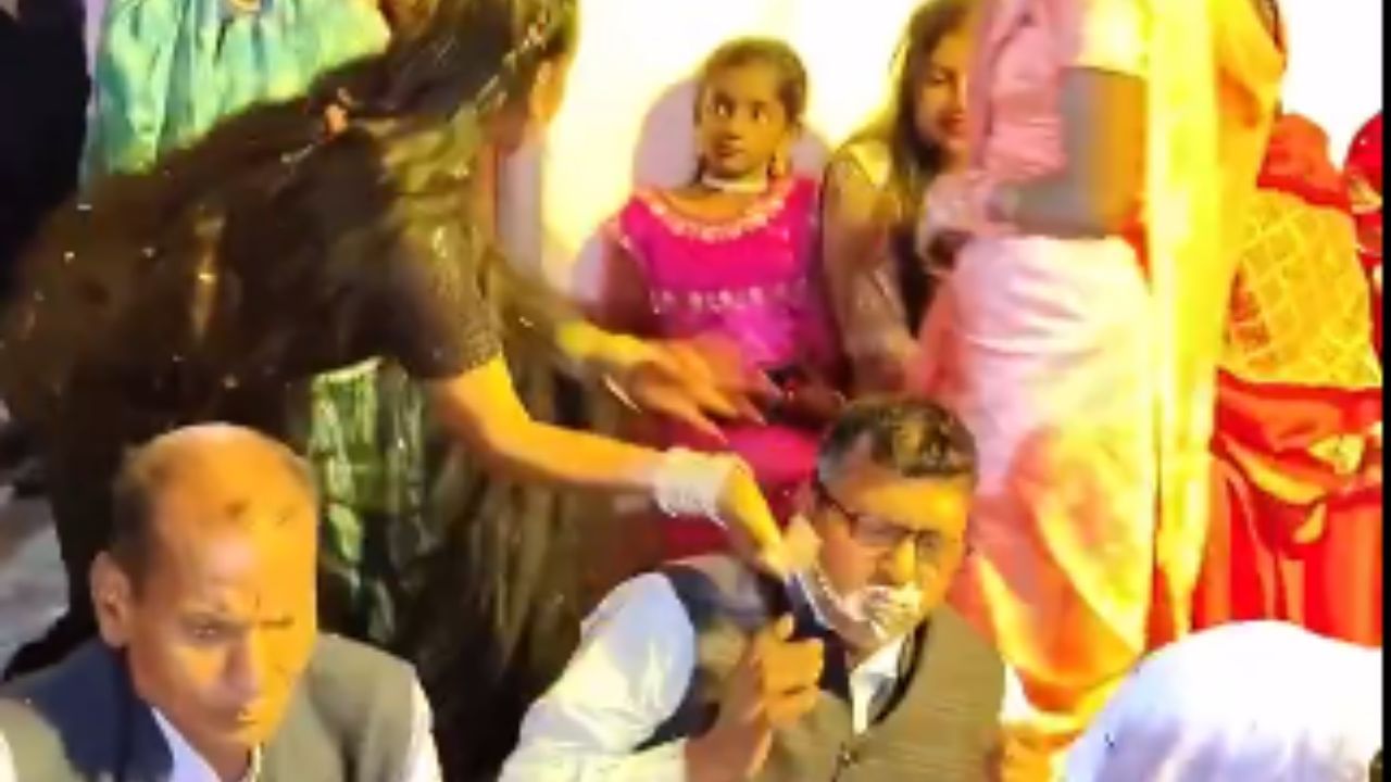 Viral: ਵਿਆਹ ਵਿੱਚ ਔਰਤਾਂ ਨੇ ਬਰਾਤੀਆਂ ਨਾਲ ਕੀਤਾ ਮਜ਼ਾਕ, ਵੀਡੀਓ ਦੇਖ ਕੇ ਲੋਕਾਂ ਨੇ ਇਸ ਤਰ੍ਹਾਂ ਕੀਤਾ React Viral: ਵਿਆਹ ਵਿੱਚ ਔਰਤਾਂ ਨੇ ਬਰਾਤੀਆਂ ਨਾਲ ਕੀਤਾ ਮਜ਼ਾਕ, ਵੀਡੀਓ ਦੇਖ ਕੇ ਲੋਕਾਂ ਨੇ ਇਸ ਤਰ੍ਹਾਂ ਕੀਤਾ React