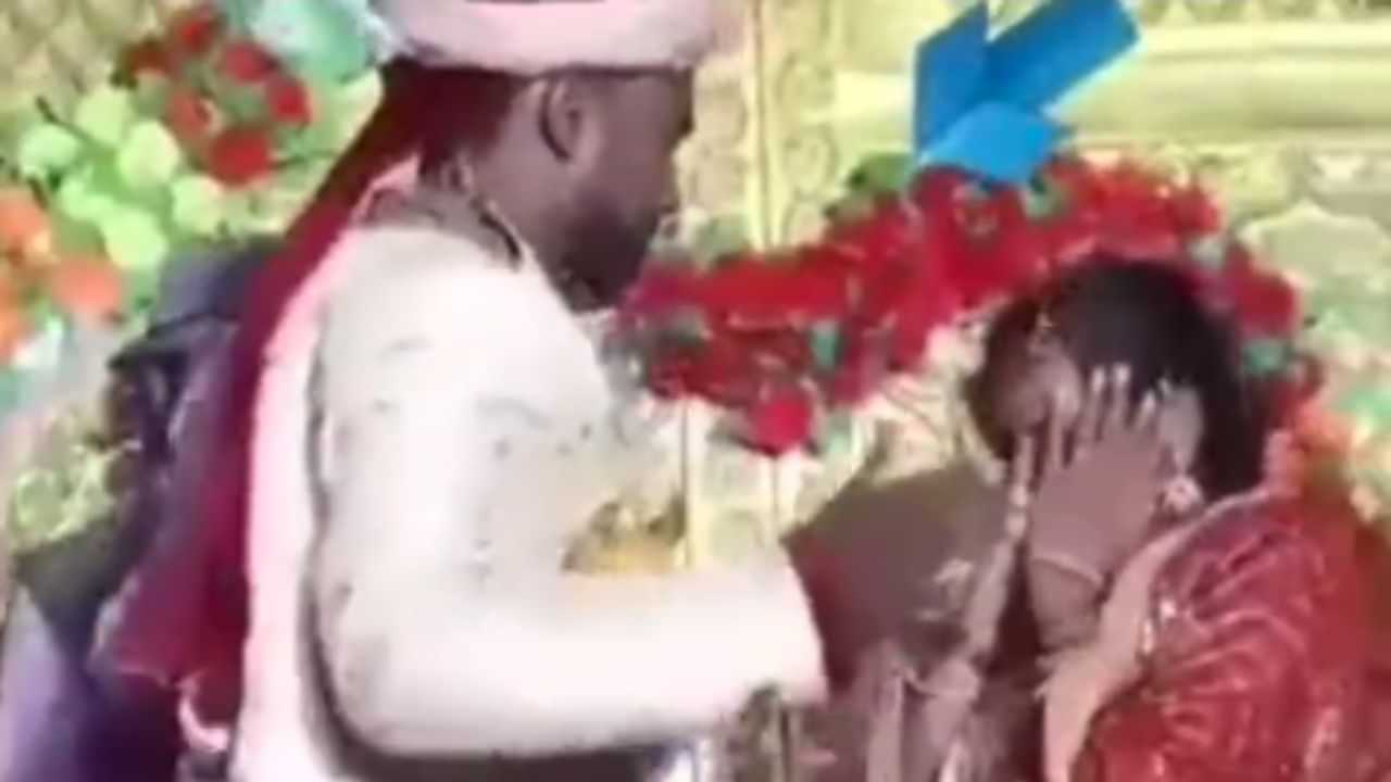 Viral Video: ਸਟੇਜ ਤੇ ਜ਼ਬਰਦਸਤੀ ਕਰਨ ਲੱਗਾ ਲਾੜਾ ਤਾਂ ਲਾੜੀ ਦਾ ਵਿਗੜਿਆ Mood, ਇੰਝ ਕੱਢਿਆ ਗੁੱਸਾ