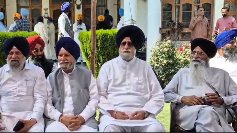 SGPC ਦਾ ਵਫ਼ਦ ਵੀ ਕੱਲ੍ਹ ਸ਼ਾਮ ਪ੍ਰਧਾਨ ਹਰਜਿੰਦਰ ਸਿੰਘ ਧਾਮੀ ਨੂੰ ਮਨਾਉਣ ਲਈ ਉਨ੍ਹਾਂ ਦੇ ਘਰ ਪਹੁੰਚਿਆ ਸੀ। ਇਸ ‘ਚ ਉਨ੍ਹਾਂ ਨੇ ਸ਼੍ਰੋਮਣੀ ਕਮੇਟੀ ਮੈਂਬਰਾਂ ਨੂੰ ਭਰੋਸਾ ਦਿੱਤਾ ਸੀ ਕਿ ਉਹ ਉਨ੍ਹਾਂ ਦੇ ਅਸਤੀਫ਼ੇ ‘ਤੇ ਵਿਚਾਰ ਕਰਨਗੇ। ਨਾਲ ਹੀ ਹੁਣ ਸੁਖਬੀਰ ਬਾਦਲ ਖੁਦ ਉਨ੍ਹਾਂ ਨੂੰ ਮਨਾਉਣ ਲਈ ਹੁਸ਼ਿਆਰਪੁਰ ਪਹੁੰਚੇ ਹਨ।
