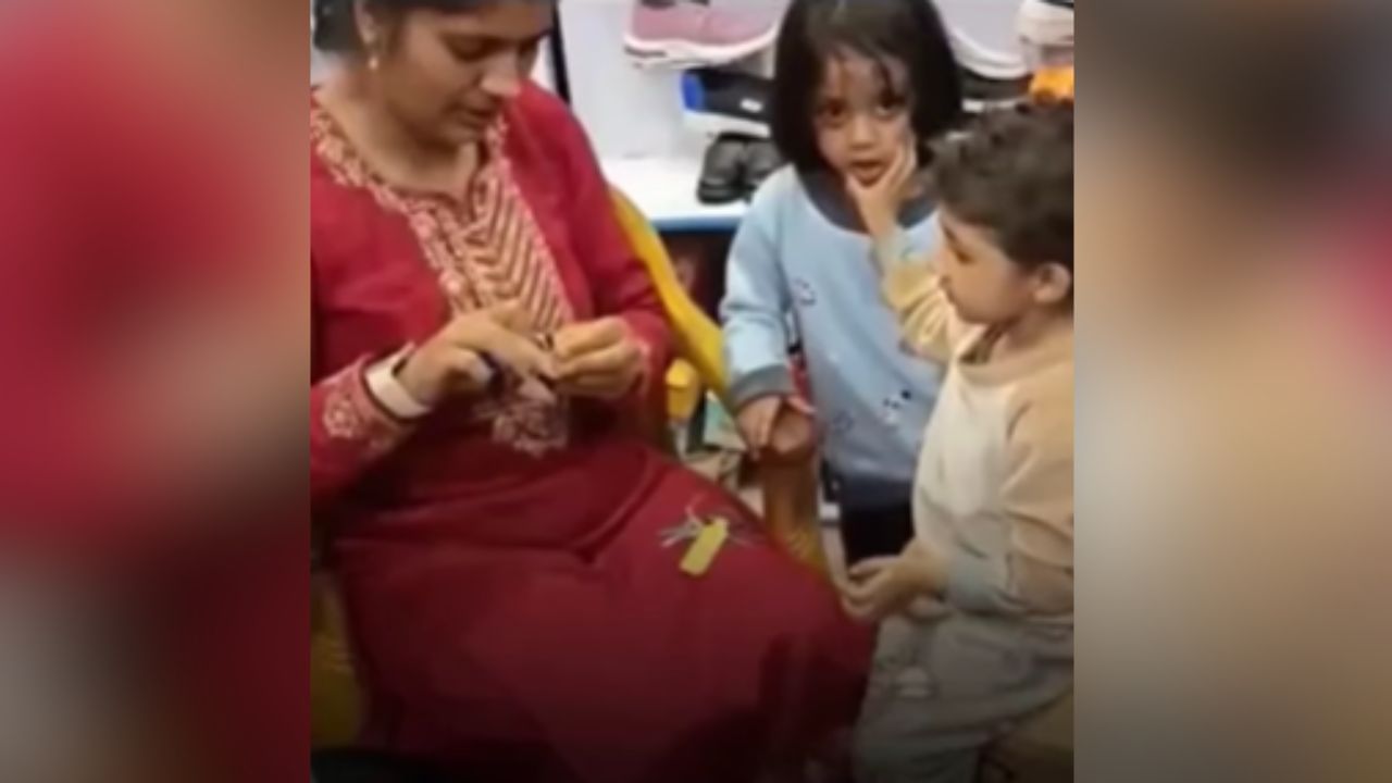 Viral: ਬੱਚੇ ਨੂੰ ਮਾਂ ਨੇ ਹੀ ਦਿੱਤਾ ਧੋਖਾ, ਵਾਇਰਲ ਵੀਡੀਓ ਦੇਖ ਕੇ ਲੋਕ ਬੋਲੇ- ‘ਇਹ ਤਾਂ Cheating ਹੈ’ Viral: ਬੱਚੇ ਨੂੰ ਮਾਂ ਨੇ ਹੀ ਦਿੱਤਾ ਧੋਖਾ, ਵਾਇਰਲ ਵੀਡੀਓ ਦੇਖ ਕੇ ਲੋਕ ਬੋਲੇ- ‘ਇਹ ਤਾਂ Cheating ਹੈ’