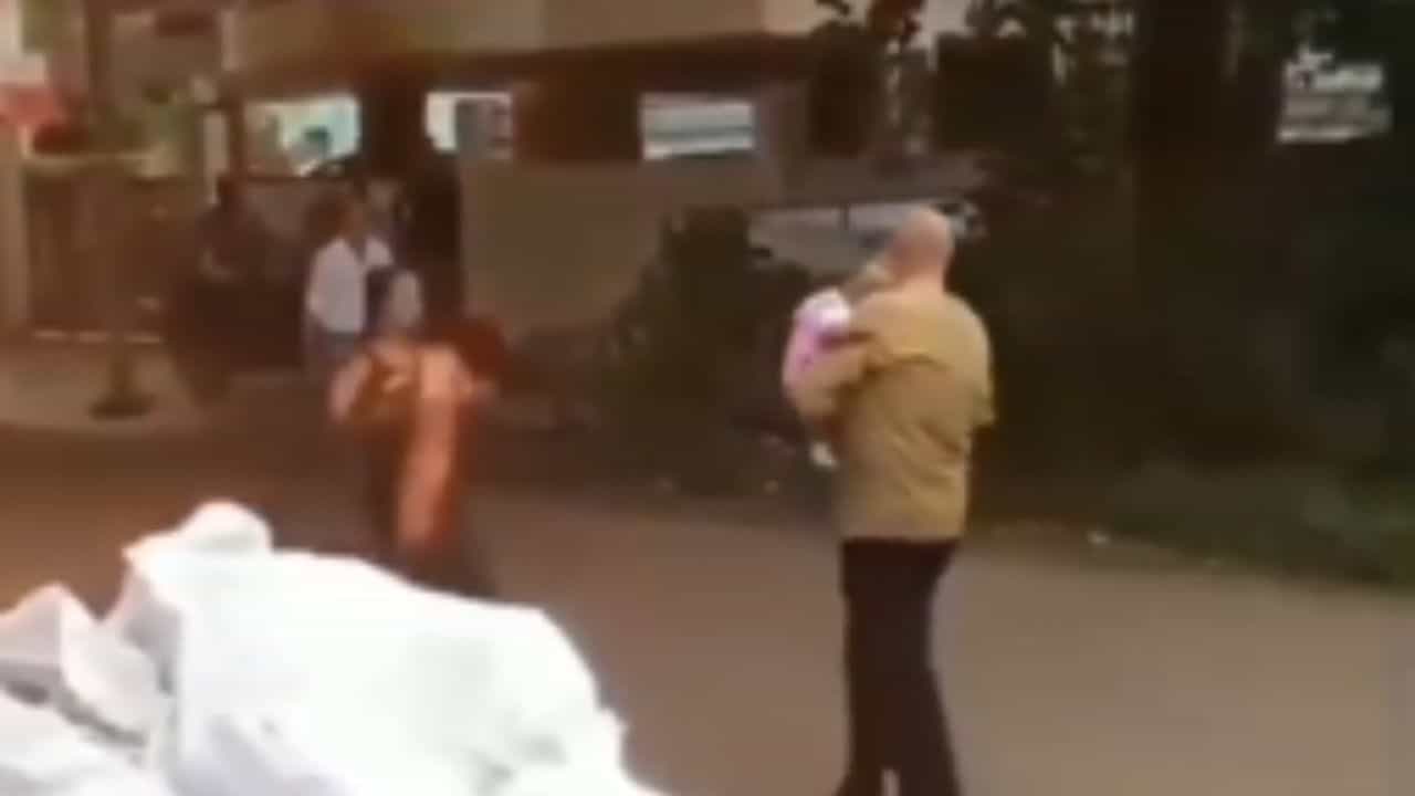 Viral Video: ਫੋਨ ਦੇ ਚੱਕਰ ਚ ਬੱਚੇ ਨੂੰ ਭੁੱਲ ਗਈ ਮਾਂ, ਲੋਕ ਬੋਲੇ- ਘੋਰ ਕਲਯੁਗ