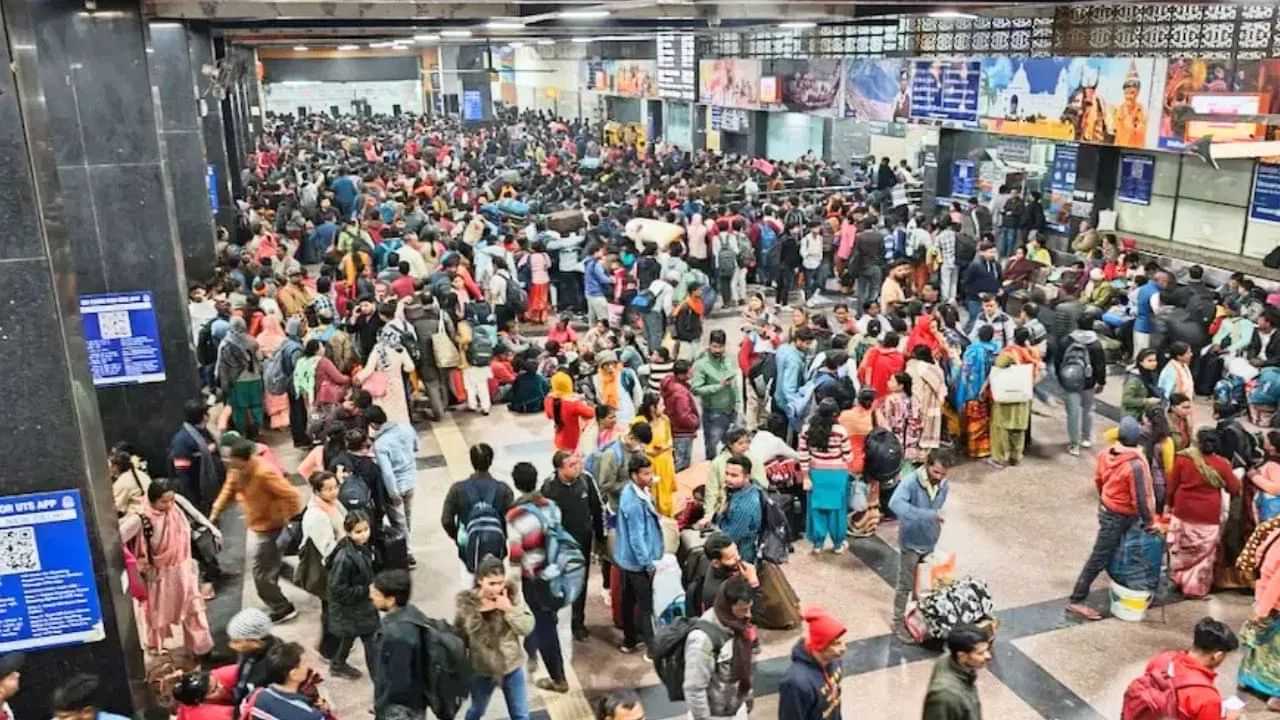 ਹਾਦਸੇ ਤੋਂ ਸਬਕ ਨਹੀਂ ਲੈ ਰਿਹਾ ਰੇਲਵੇ, ਮੁੜ ਨਵੀਂ ਦਿੱਲੀ ਰੇਲਵੇ ਸਟੇਸ਼ਨ ਤੇ ਇਕੱਠੀ ਹੋਈ ਭਾਰੀ ਭੀੜ
