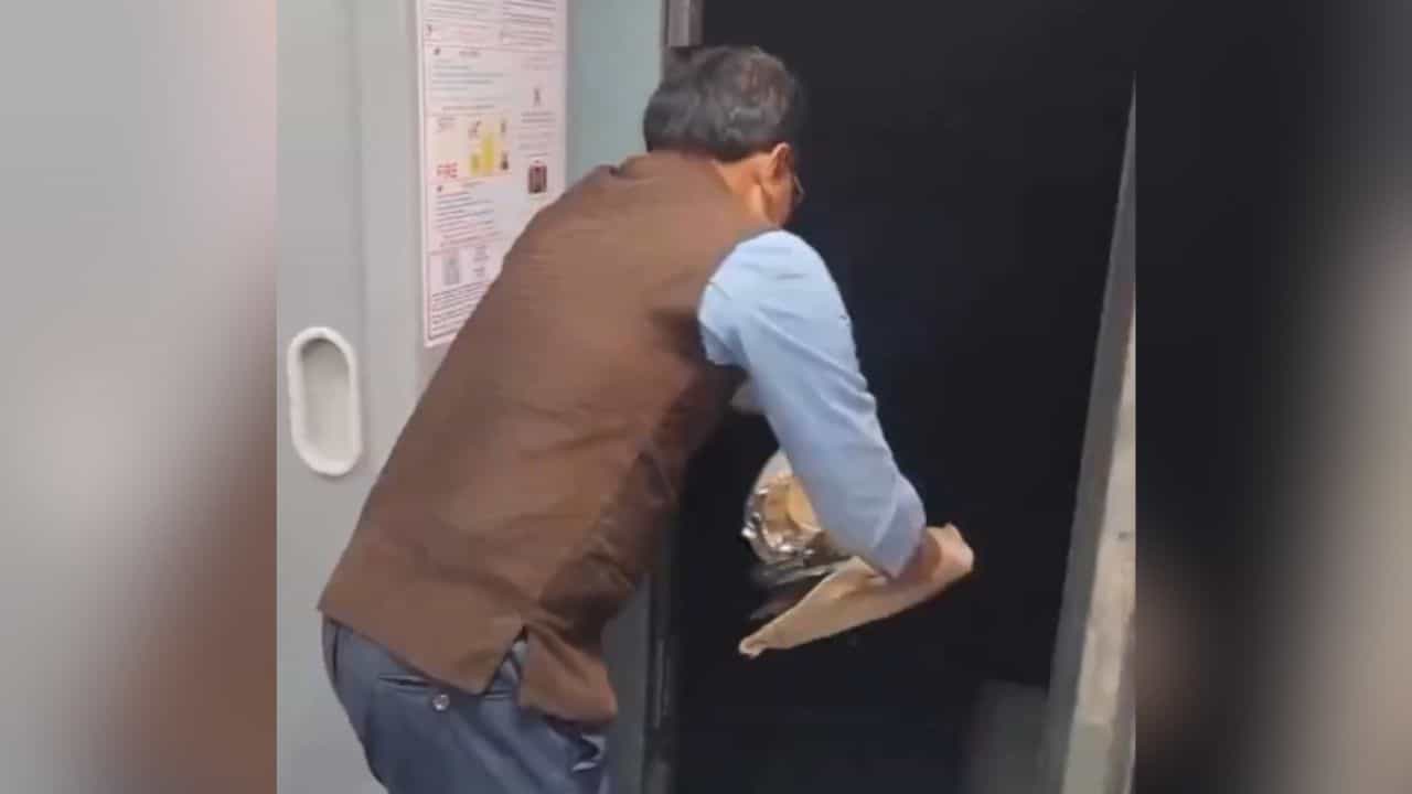 ਚੱਲਦੀ ਟ੍ਰੇਨ ਤੋਂ ਪਟੜੀ ਤੇ ਕੂੜਾ ਸੁੱਟਦੇ ਨਜ਼ਰ ਆਇਆ ਕਰਮਚਾਰੀ, VIDEO ਵਾਇਰਲ ਹੋਣ ਤੇ ਰੇਲਵੇ ਨੇ ਲਿਆ ਵੱਡਾ Action