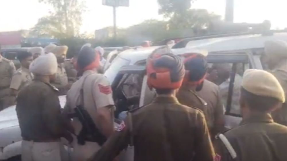 ਮੀਟਿੰਗ ਵਿੱਚ ਕਿਸਾਨਾਂ ਨੂੰ ਸਰਹੱਦ ਖਾਲੀ ਕਰਨ ਲਈ ਕਿਹਾ ਗਿਆ ਪਰ ਉਨ੍ਹਾਂ ਨੇ ਸਾਫ ਇਨਕਾਰ ਕਰ ਦਿੱਤਾ। ਜਿਸ ਤੋਂ ਬਾਅਦ ਮੀਟਿੰਗ ਤੋਂ ਵਾਪਸ ਆ ਰਹੇ ਸਰਵਣ ਪੰਧੇਰ ਨੂੰ ਮੋਹਾਲੀ ਦੇ ਏਅਰਪੋਰਟ ਰੋਡ ‘ਤੇ ਪੁਲਿਸ ਨੇ ਘੇਰ ਲਿਆ।