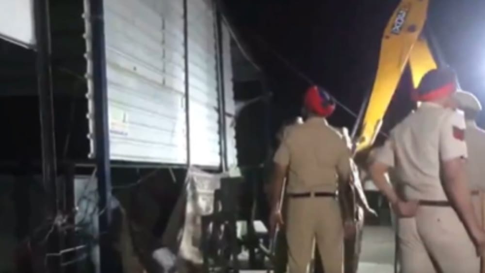 ਬਾਰਡਰ ਨੇੜੇ ਕਾਰਵਾਈ ਕਰਦੇ ਹੋਏ ਪੁਲਿਸ ਮੁਲਾਜ਼ਮ