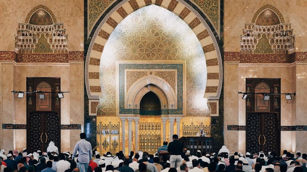 ਇਸਲਾਮ ਵਿੱਚ ਰੋਜ਼ਾ ਰੱਖਣ ਦੀ ਪਰੰਪਰਾ ਦੂਜੇ ਹਿਜਰੀ ਵਿੱਚ ਸ਼ੁਰੂ ਹੋਈ ਸੀ। ਮੁਸਲਮਾਨਾਂ ਨੂੰ ਰੋਜ਼ੇ ਰੱਖਣ ਦਾ ਹੁਕਮ ਪੈਗੰਬਰ ਮੁਹੰਮਦ ਦੇ ਮੱਕਾ ਤੋਂ ਮਦੀਨਾ ਹਿਜਰਤ ਕਰਨ ਤੋਂ ਇੱਕ ਸਾਲ ਬਾਅਦ ਆਇਆ।