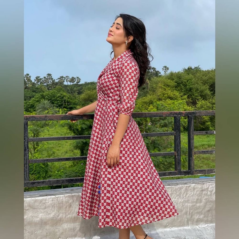 ਸ਼ਿਵਾਂਗੀ ਜੋਸ਼ੀ ਨੇ ਕਾਲਰ ਸਟਾਈਲ ਵਿੱਚ ਏ-ਲਾਈਨ ਮੈਕਸੀ ਡਰੈੱਸ ਪਾਈ ਹੋਈ ਹੈ। ਲੁੱਕ ਨੂੰ Open Hairs , ਟਾਪਸ ਅਤੇ Minimal ਮੇਕਅਪ ਨਾਲ ਕੰਪਲੀਟ ਕੀਤਾ ਹੈ। ( Credit : shivangijoshi18 )