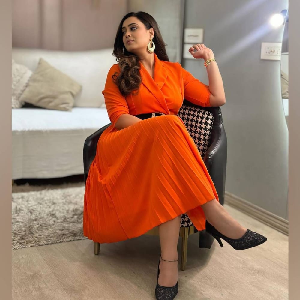 ਸ਼ਵੇਤਾ ਤਿਵਾਰੀ ਨੇ Orange Color ਦੀ ਏ-ਲਾਈਨ ਮਿਡੀ ਡਰੈੱਸ ਵਿਅਰ ਕੀਤੀ ਹੈ। ਬੈਲਟ ਨਾਲ ਇਸ ਲੁੱਕ ਨੂੰ ਸਟਾਈਲਿਸ਼ ਬਣਾਇਆ ਹੈ। ਅਦਾਕਾਰਾ ਦਾ ਇਹ ਲੁੱਕ ਬਹੁਤ ਹੀ ਸ਼ਾਨਦਾਰ ਲੱਗ ਰਿਹਾ ਹੈ।( Credit : shweta.tiwari )